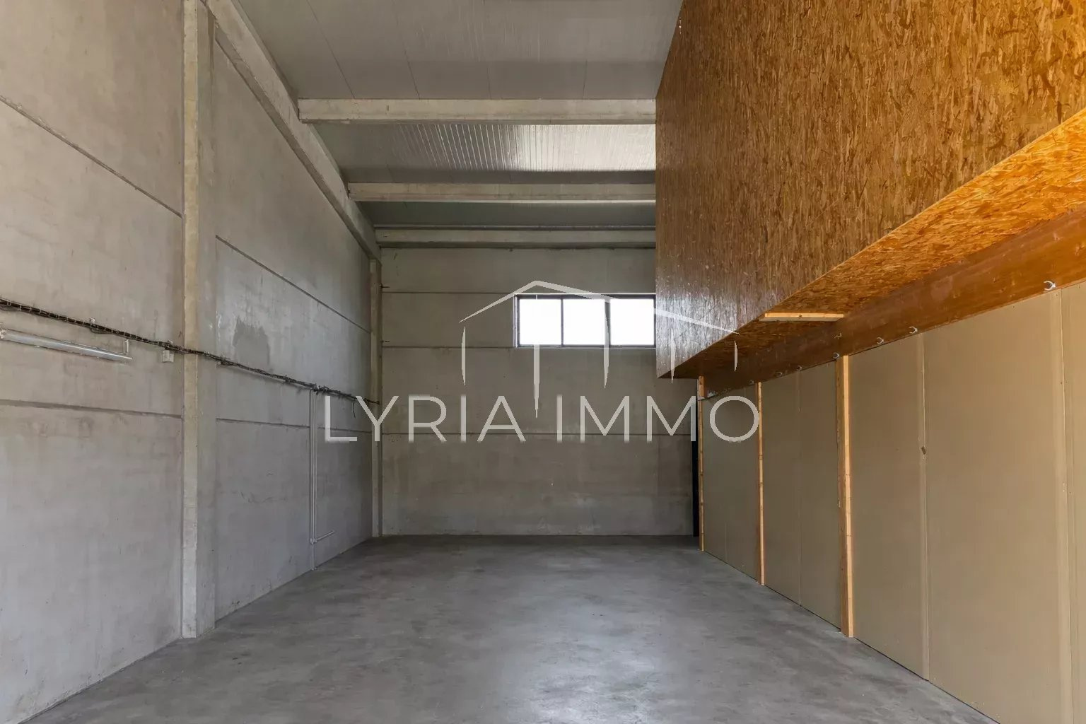 Local d'activité à louer à Le muy, 120 m², 2 pièces – photo 1 sur 2
