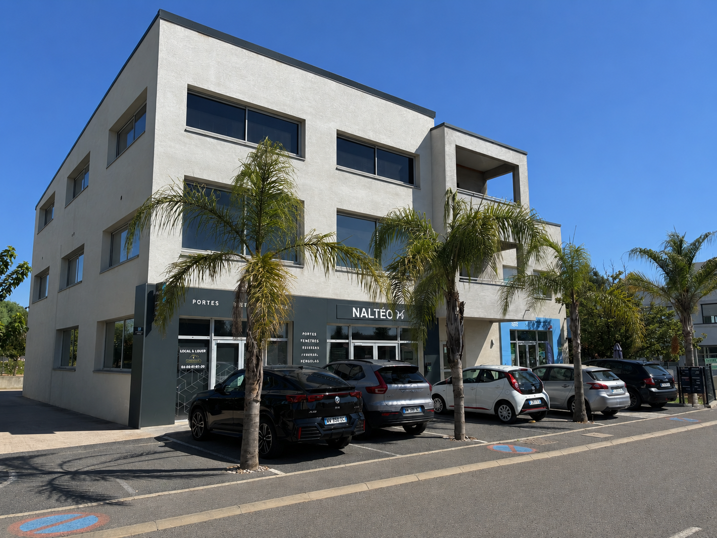 Local commercial à louer à Frejus, 200 m² – photo 1 sur 3