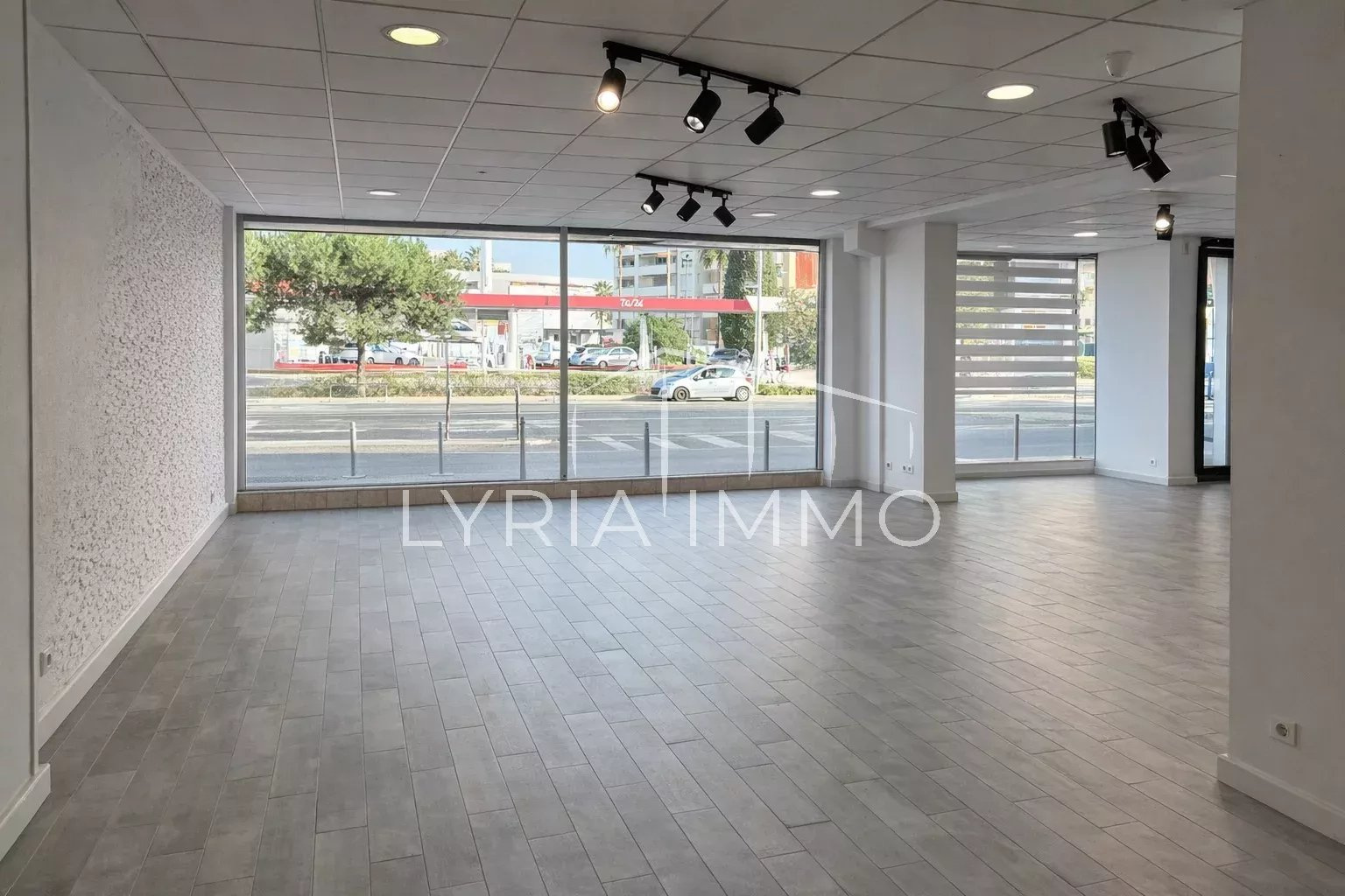 Local commercial à louer à Cannes, 995 m² – photo 2 sur 5