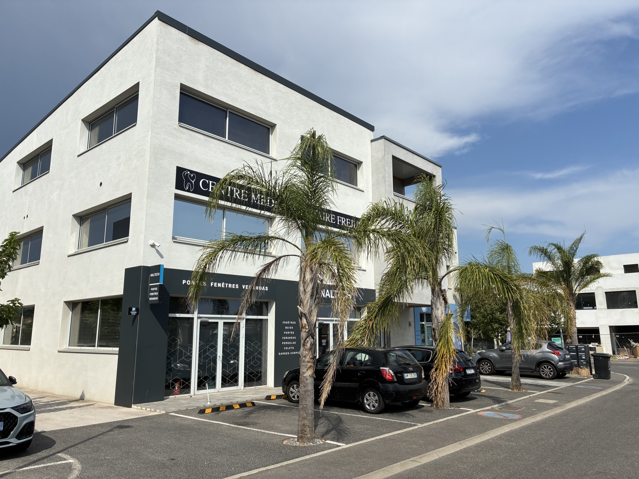 Local commercial à louer à Frejus, 320 m² – photo 1 sur 2