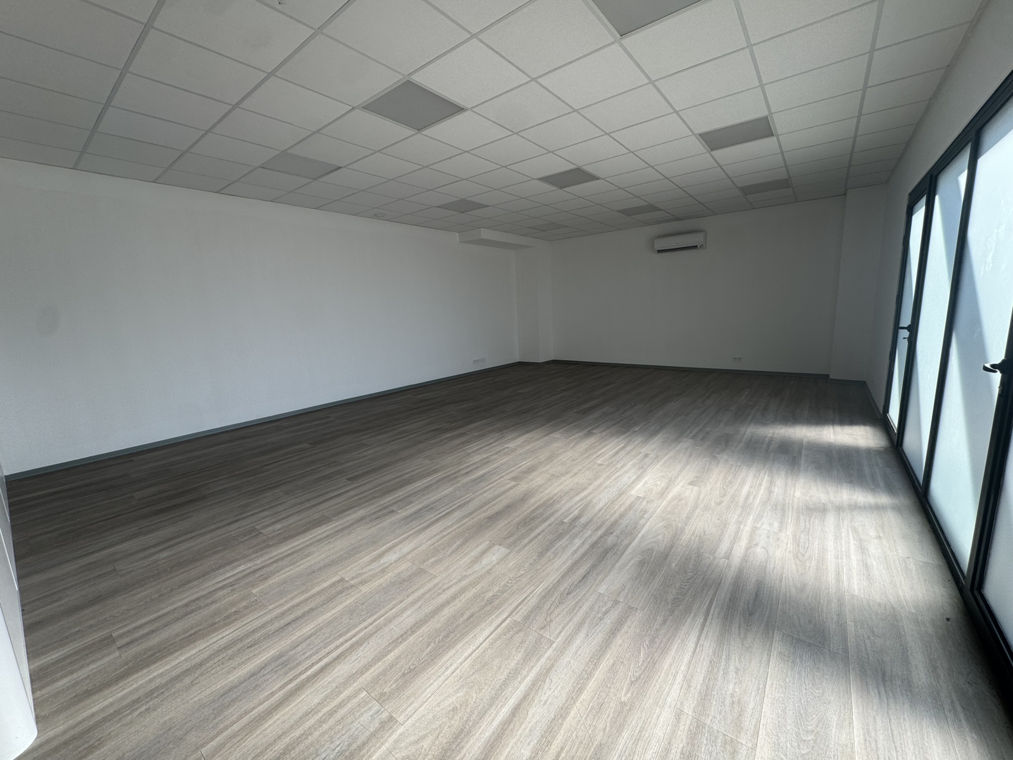 Bureau à louer à Frejus, 97 m² – photo 1 sur 4