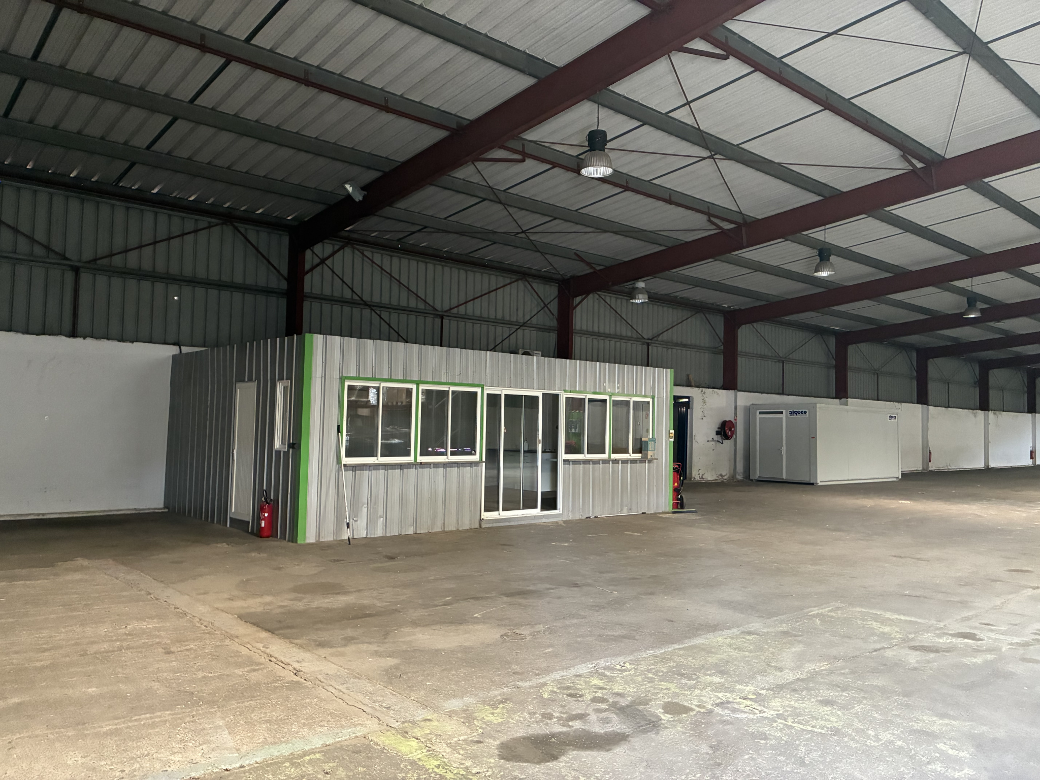 Entrepôt à louer à Le muy, 3 700 m² – photo 2 sur 5