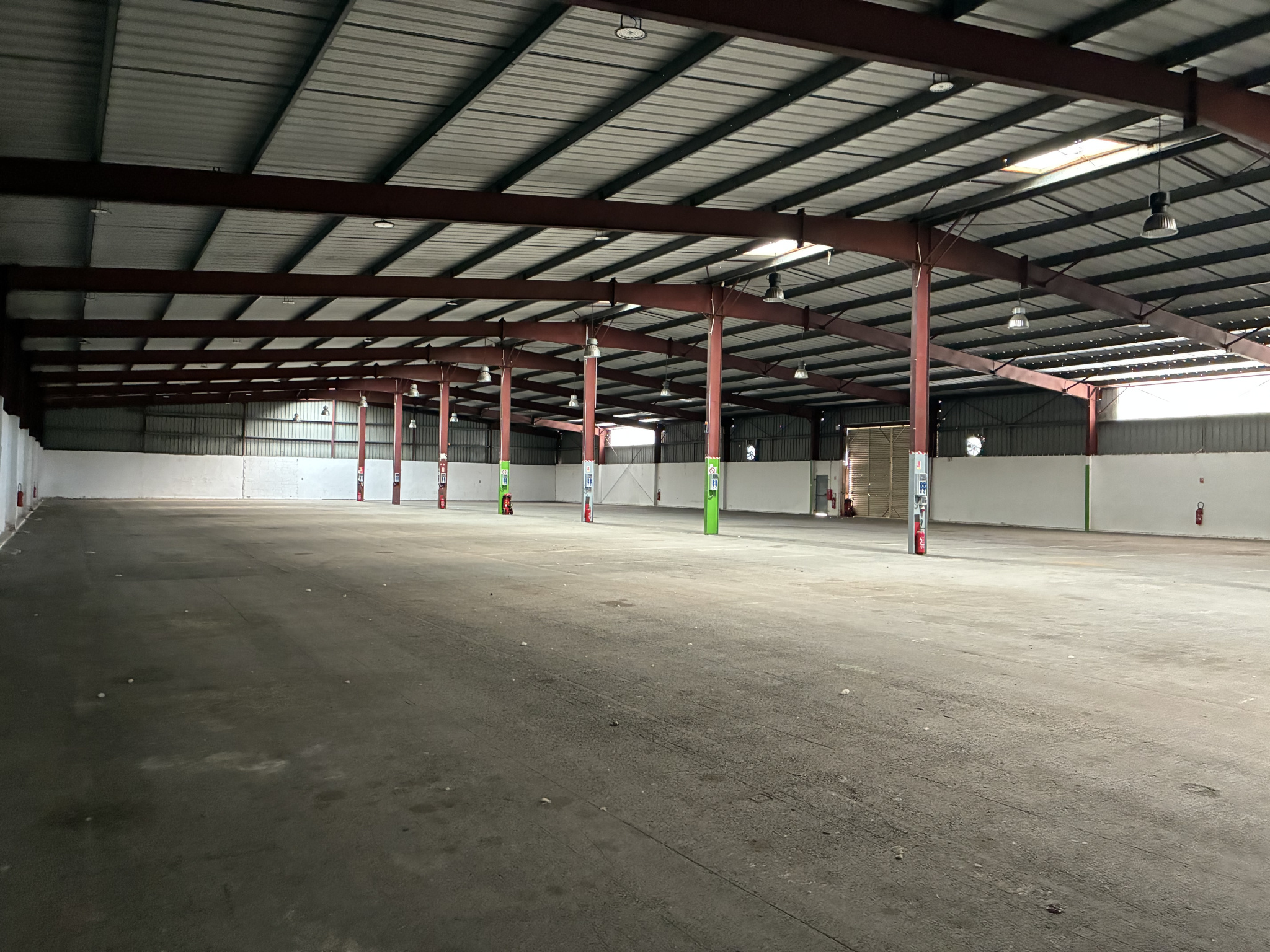 Entrepôt à louer à Le muy, 3 700 m² – photo 1 sur 5