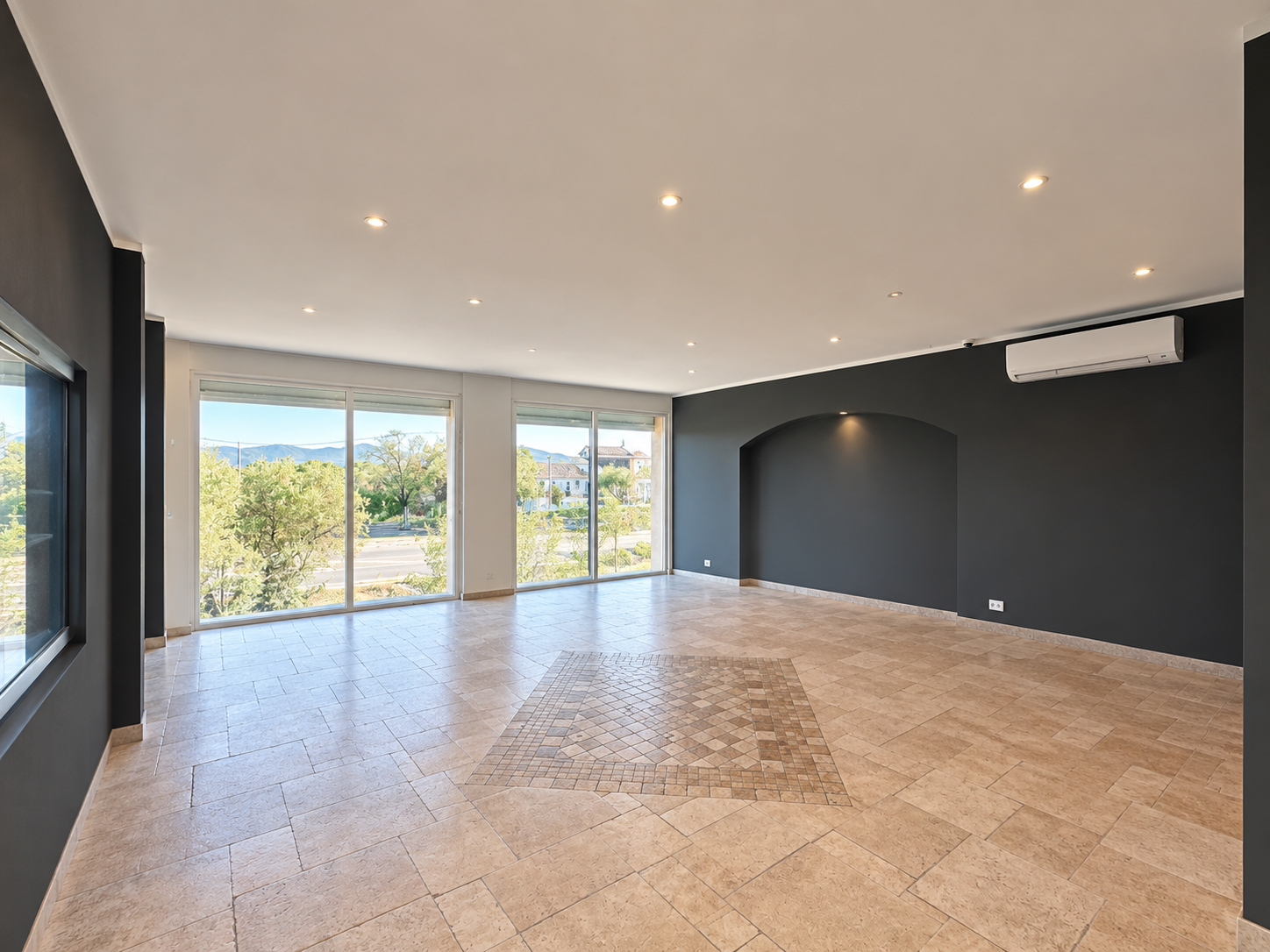 Local commercial à louer à Le cannet des maures, 91 m² – photo 1 sur 3