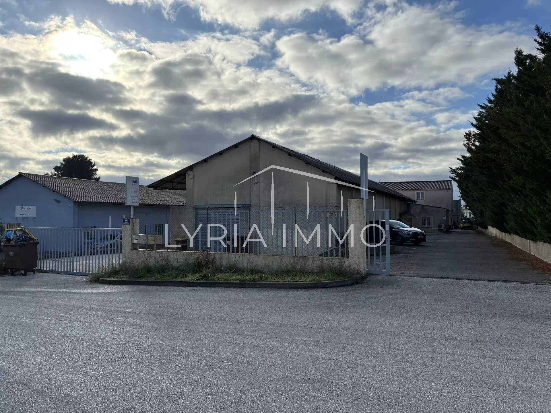 Local d'activité à vendre à Le muy, 800 m², 8 pièces – photo 1 sur 7