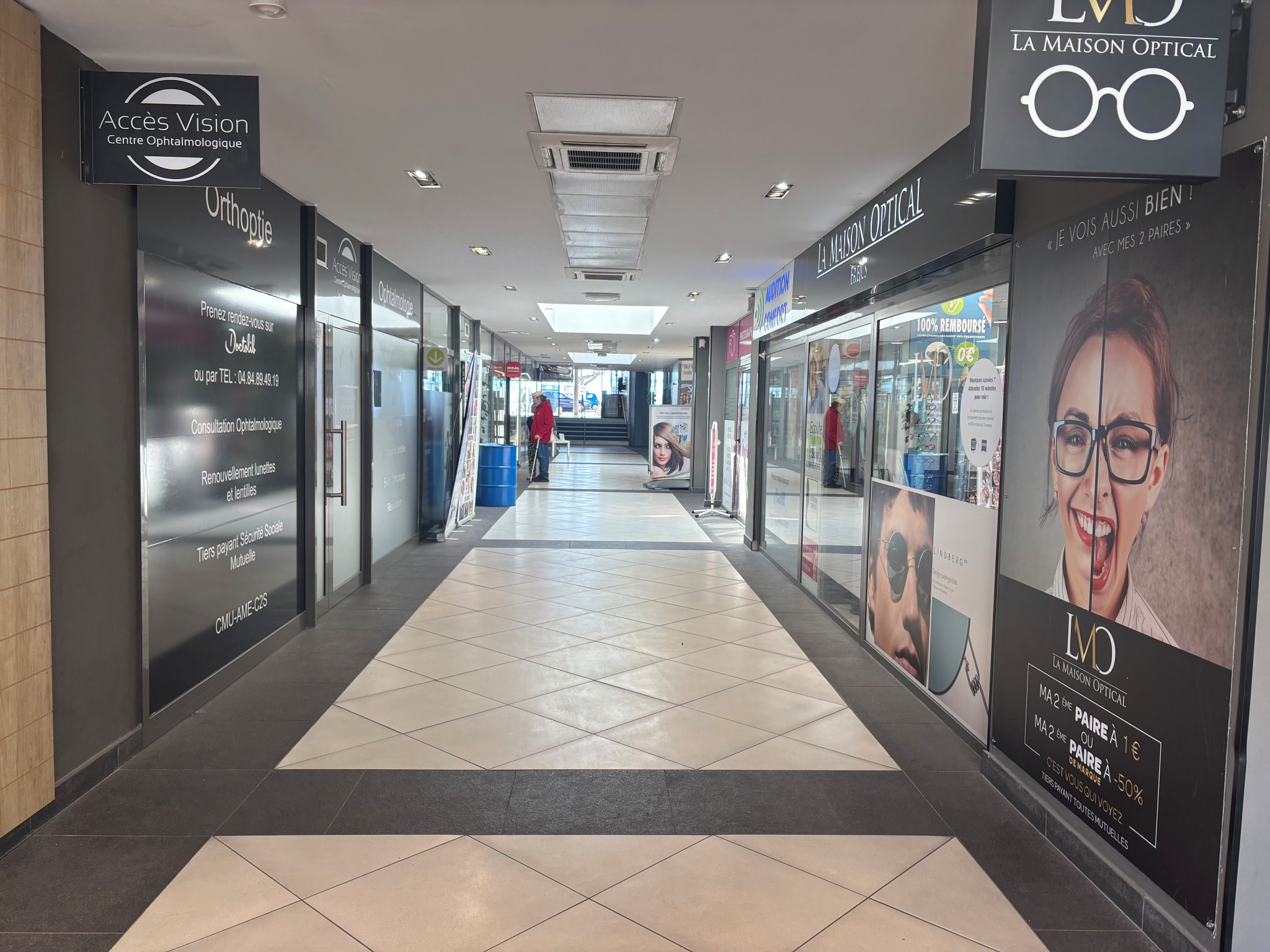 Local commercial à louer à Frejus, 74 m² – photo 1 sur 4