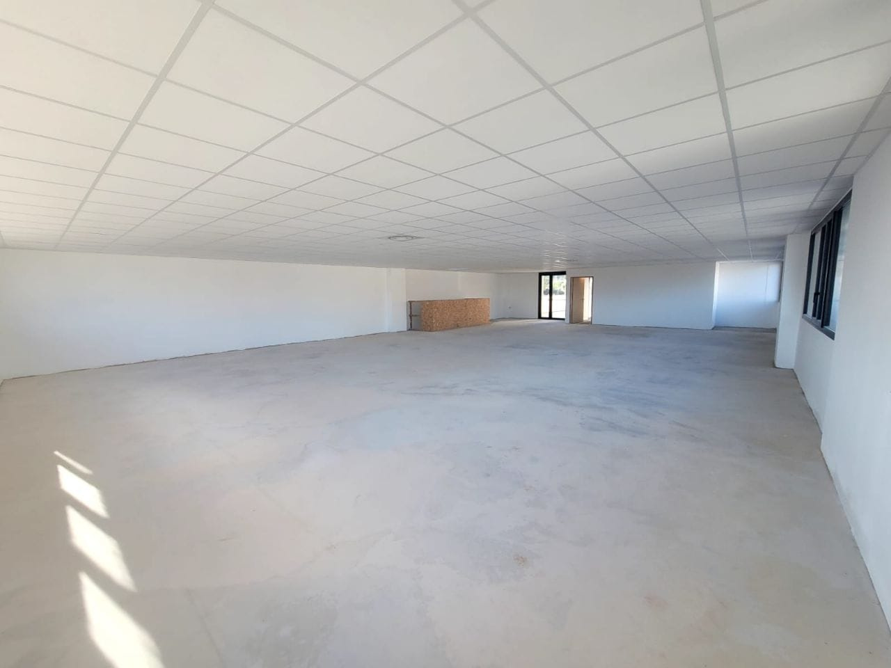 Bureau à louer à Le luc, 152 m² – photo 1 sur 4
