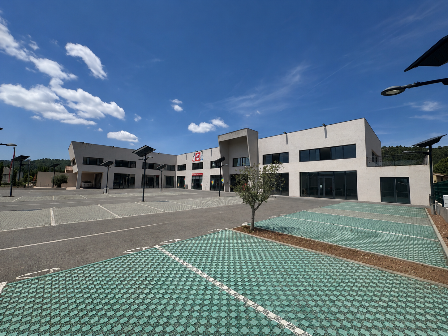 Bureau à louer à Le luc, 152 m² – photo 2 sur 4