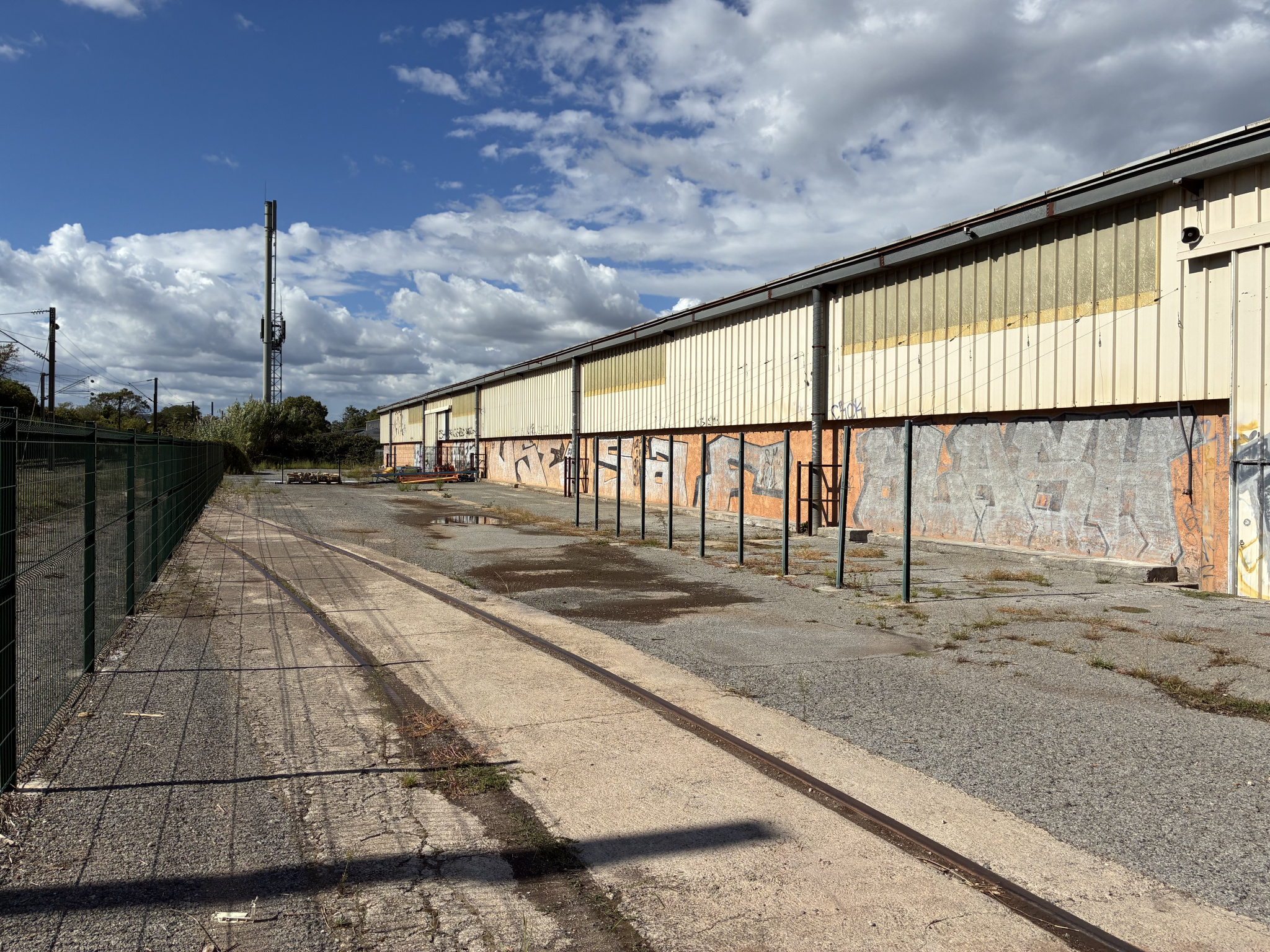 Entrepôt à louer à Le muy, 1 800 m² – photo 1 sur 5