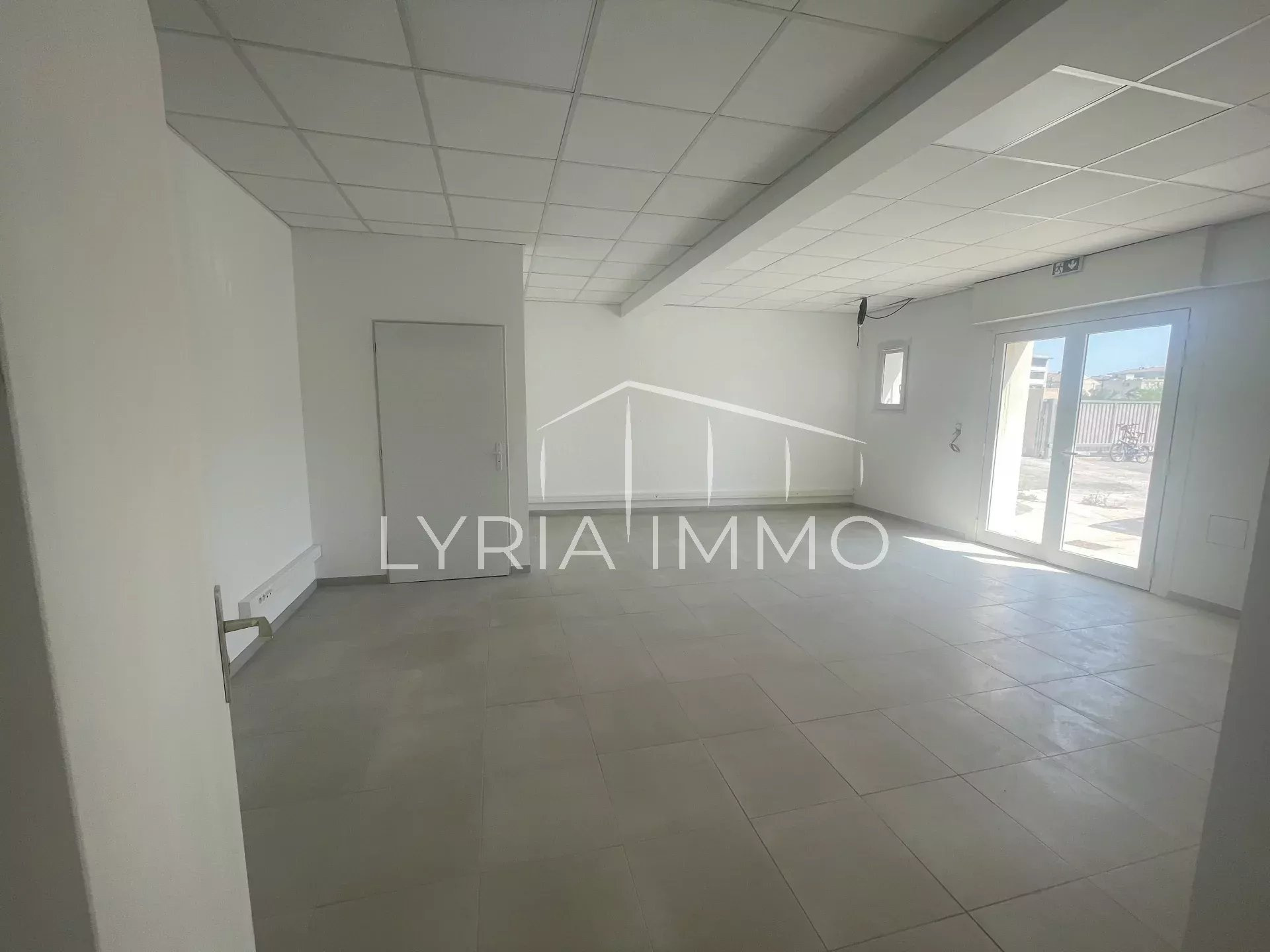 Local commercial à louer à Frejus, 85 m², 2 pièces – photo 1 sur 4
