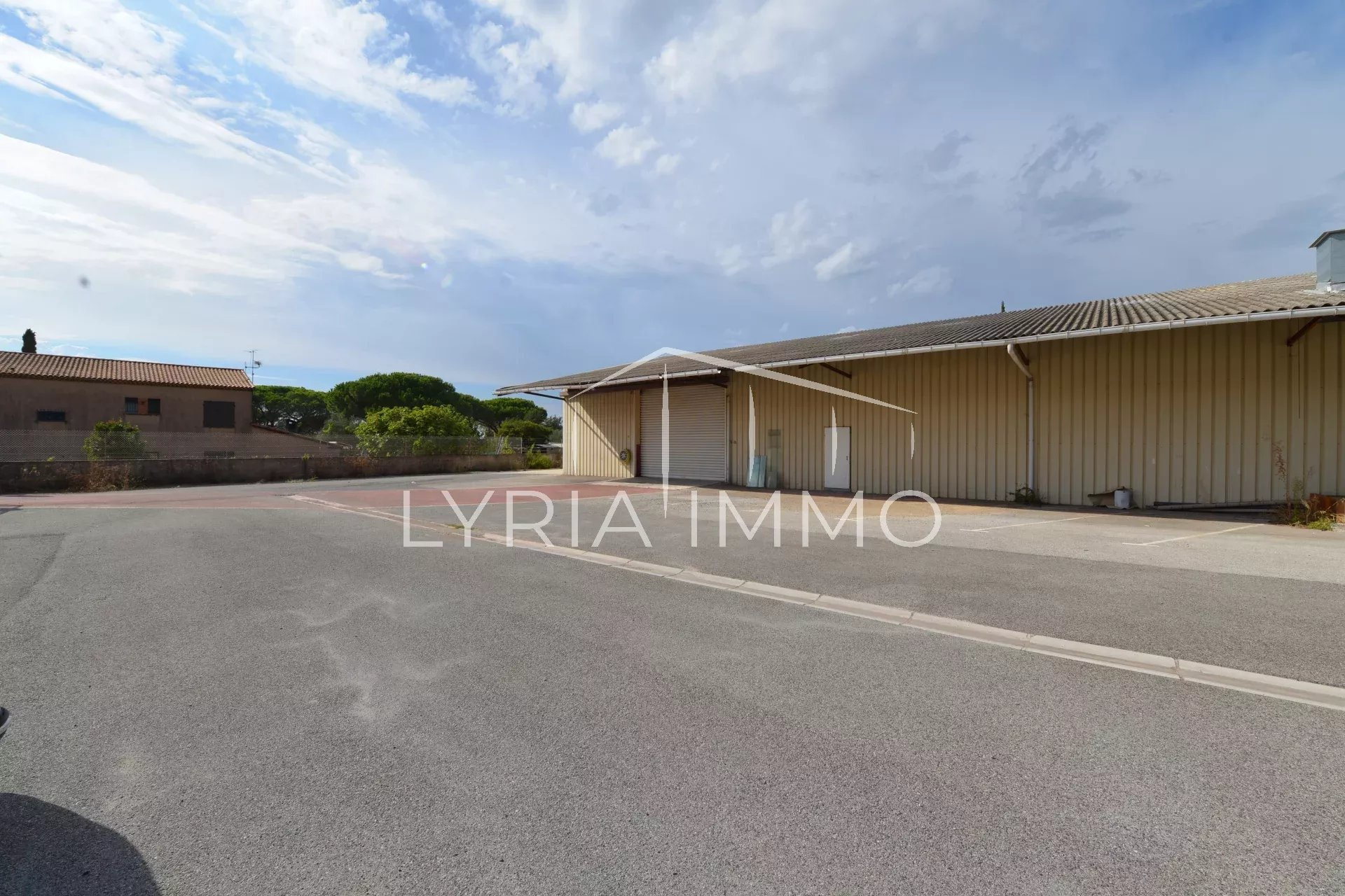 Local commercial à vendre à Frejus, 400 m² – photo 1 sur 4