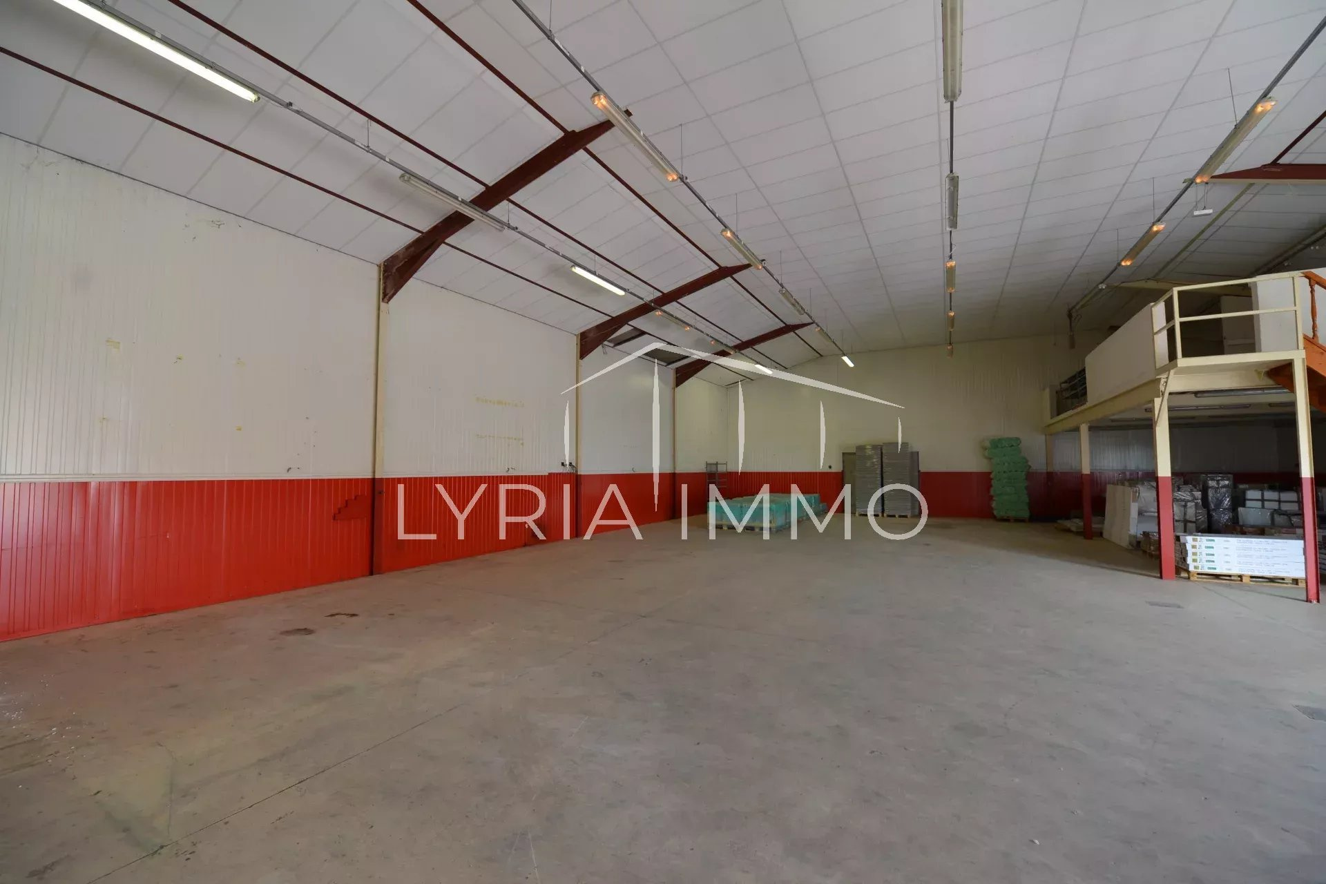 Local commercial à vendre à Frejus, 400 m² – photo 2 sur 4