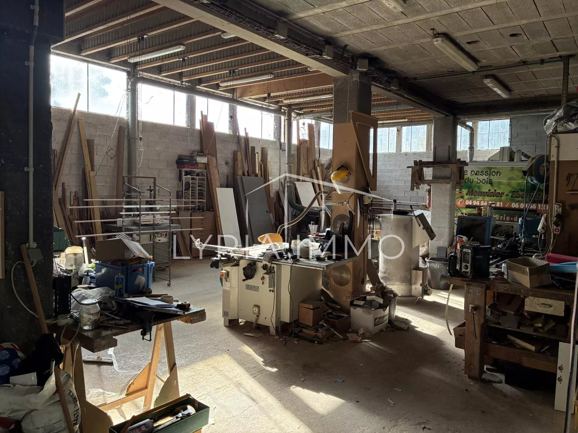 Local commercial à vendre à Tourrettes, 350 m², 5 pièces – photo 2 sur 3