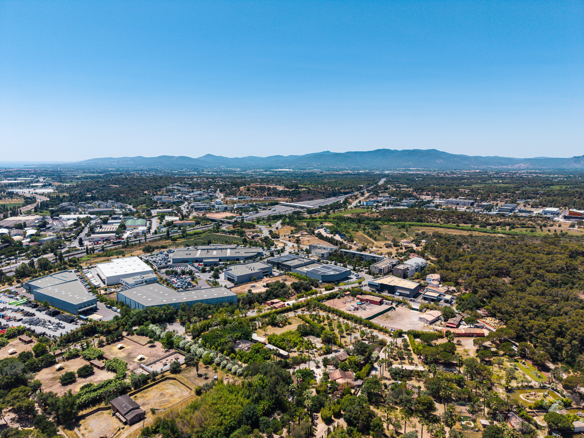 Local d'activité à louer à Frejus, 656 m² – photo 1 sur 1