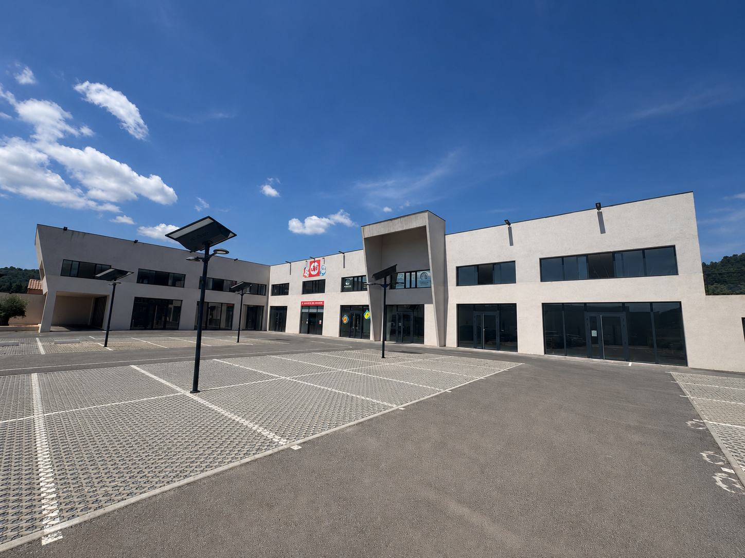 Bureau à louer à Le luc, 62 m² – photo 1 sur 4