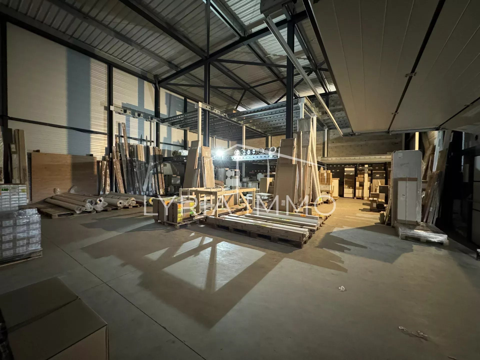 Entrepôt à vendre à Le cannet des maures, 800 m² – photo 2 sur 3