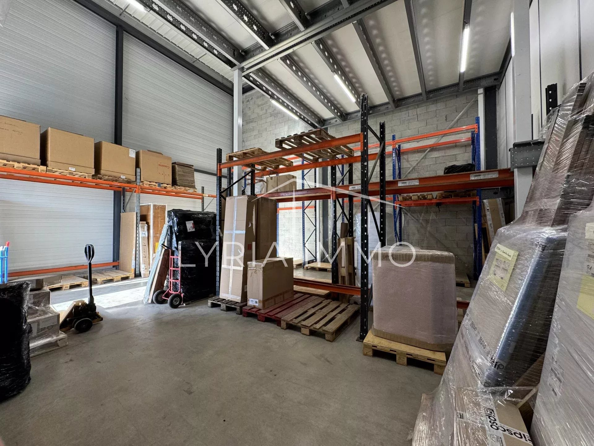 Entrepôt à vendre à Le cannet des maures, 800 m² – photo 1 sur 3
