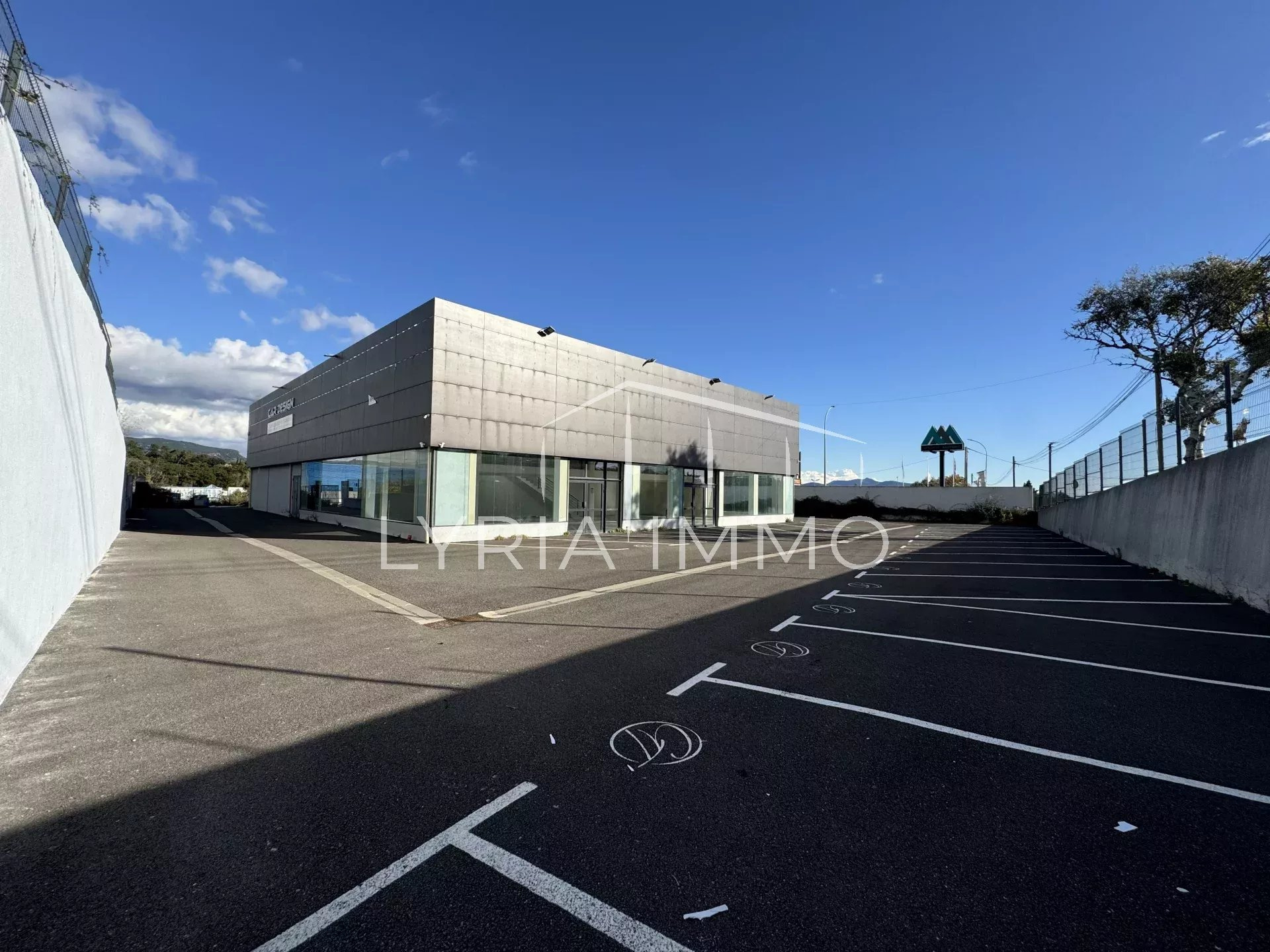 Local commercial à vendre à Roquebrune sur argens, 860 m² – photo 1 sur 5