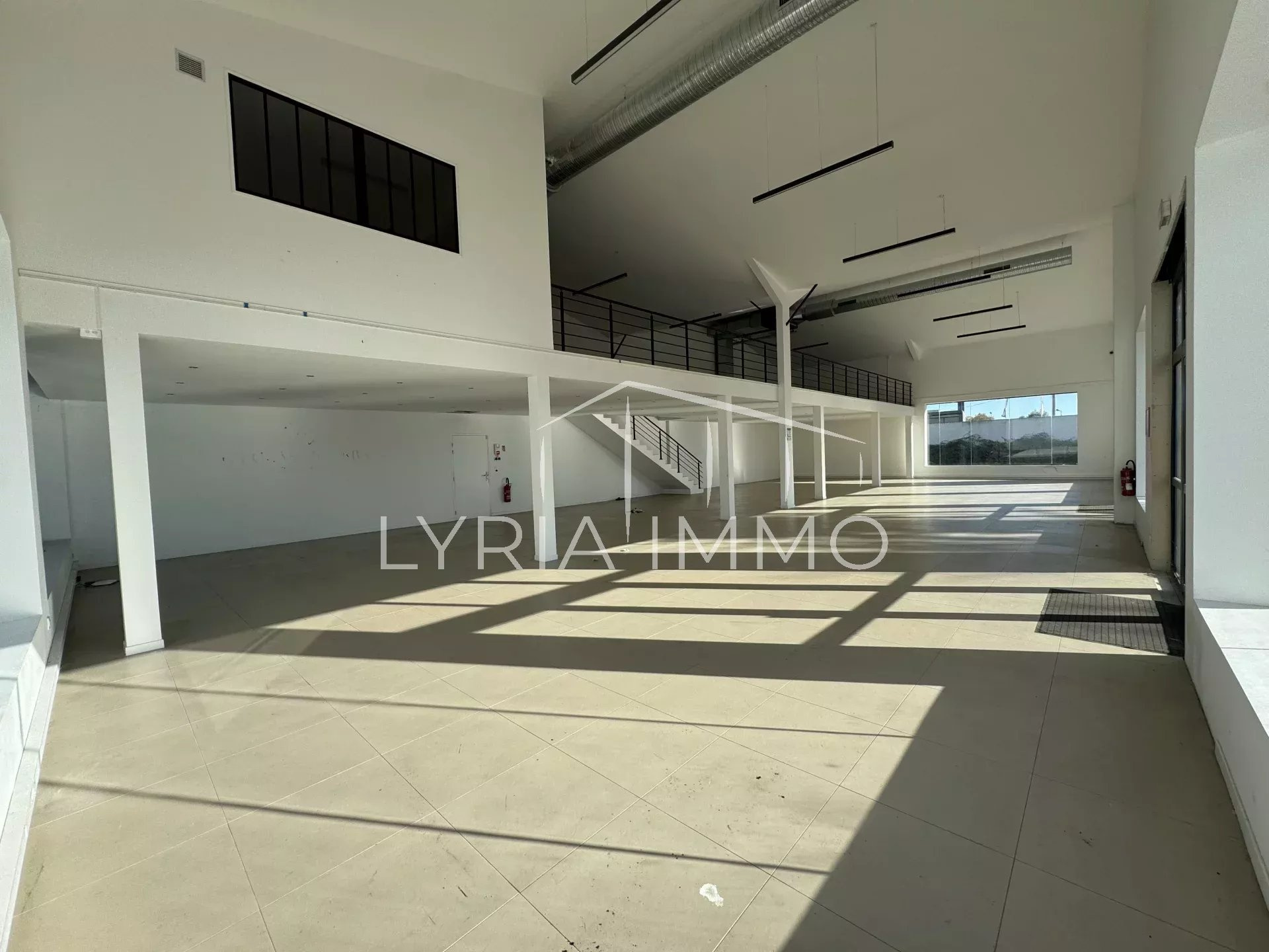 Local commercial à vendre à Roquebrune sur argens, 860 m² – photo 2 sur 5