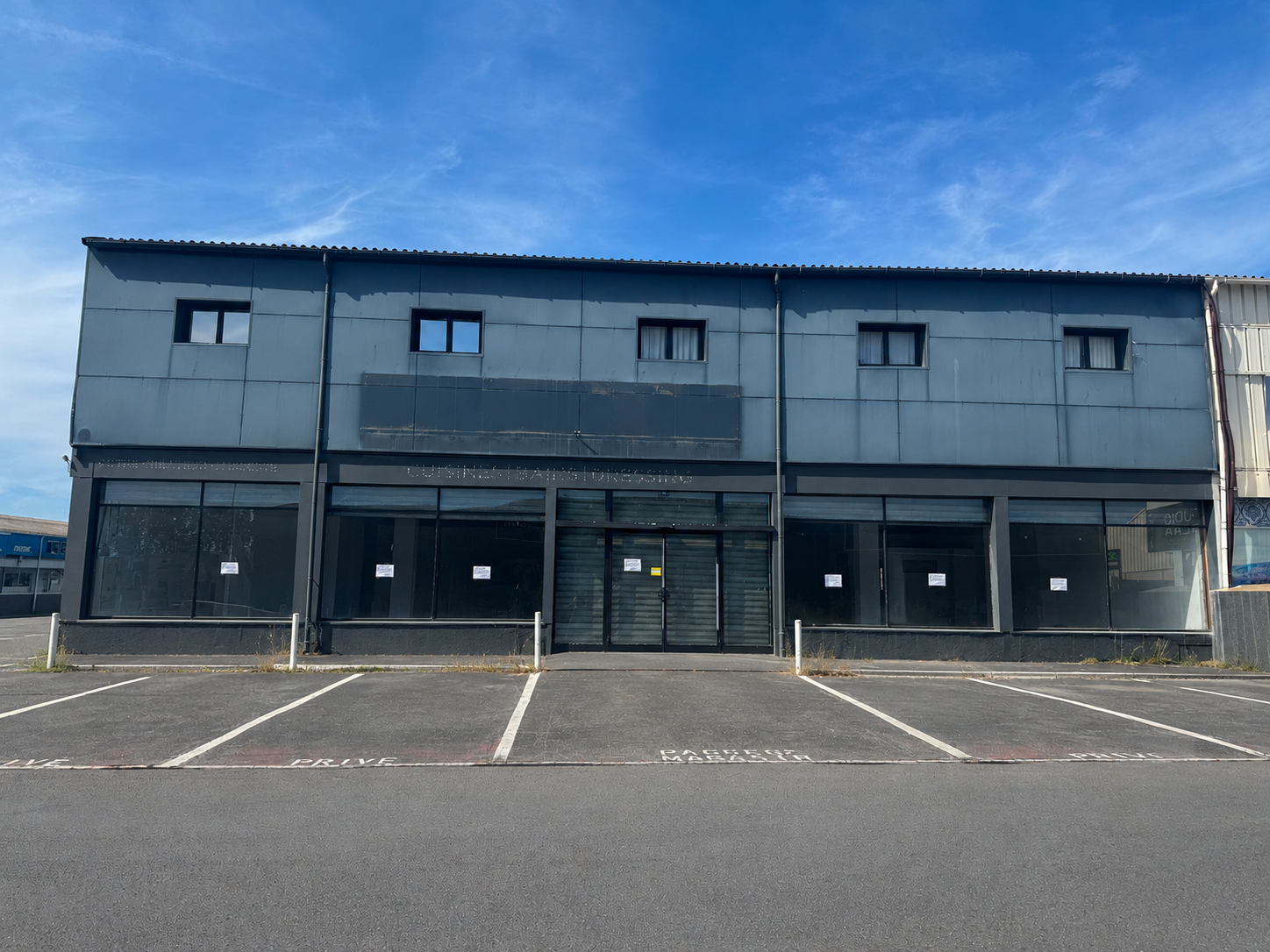 Local commercial à louer à Frejus, 300 m² – photo 1 sur 4