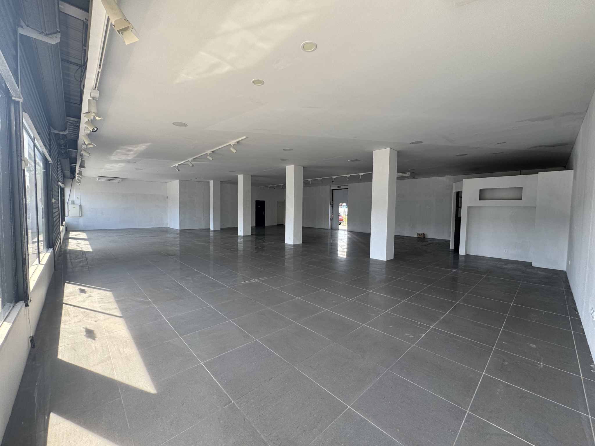 Local commercial à louer à Frejus, 300 m² – photo 2 sur 4