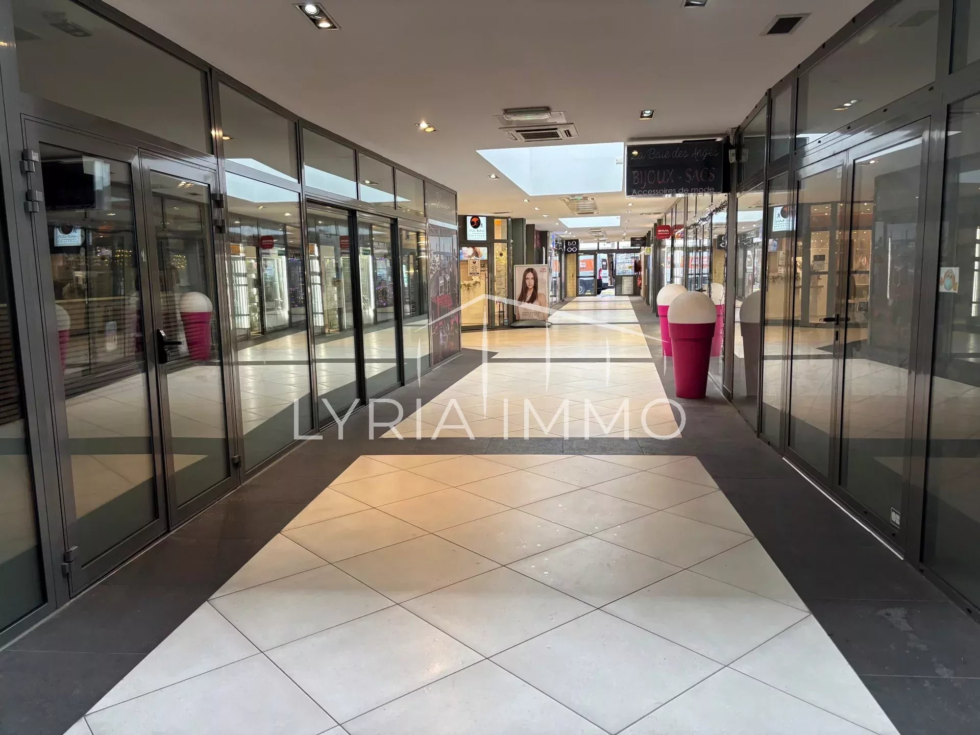 Local commercial à louer à Frejus, 60 m² – photo 3 sur 4