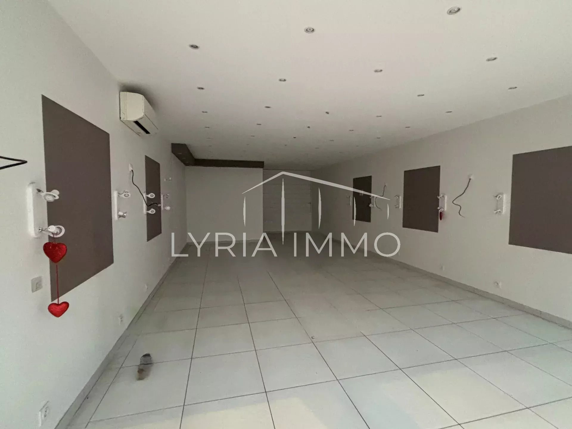 Local commercial à louer à Frejus, 60 m² – photo 2 sur 4