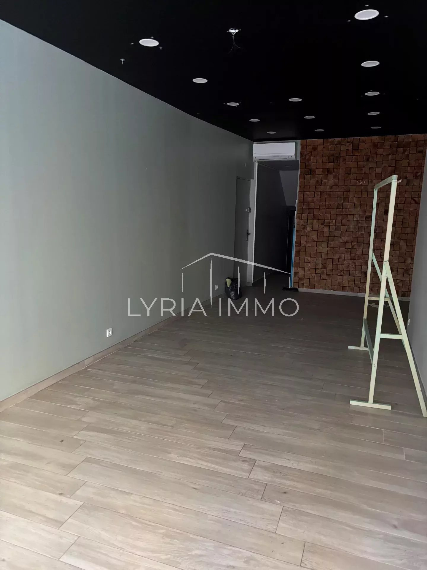 Local commercial à louer à Frejus, 29 m² – photo 2 sur 3
