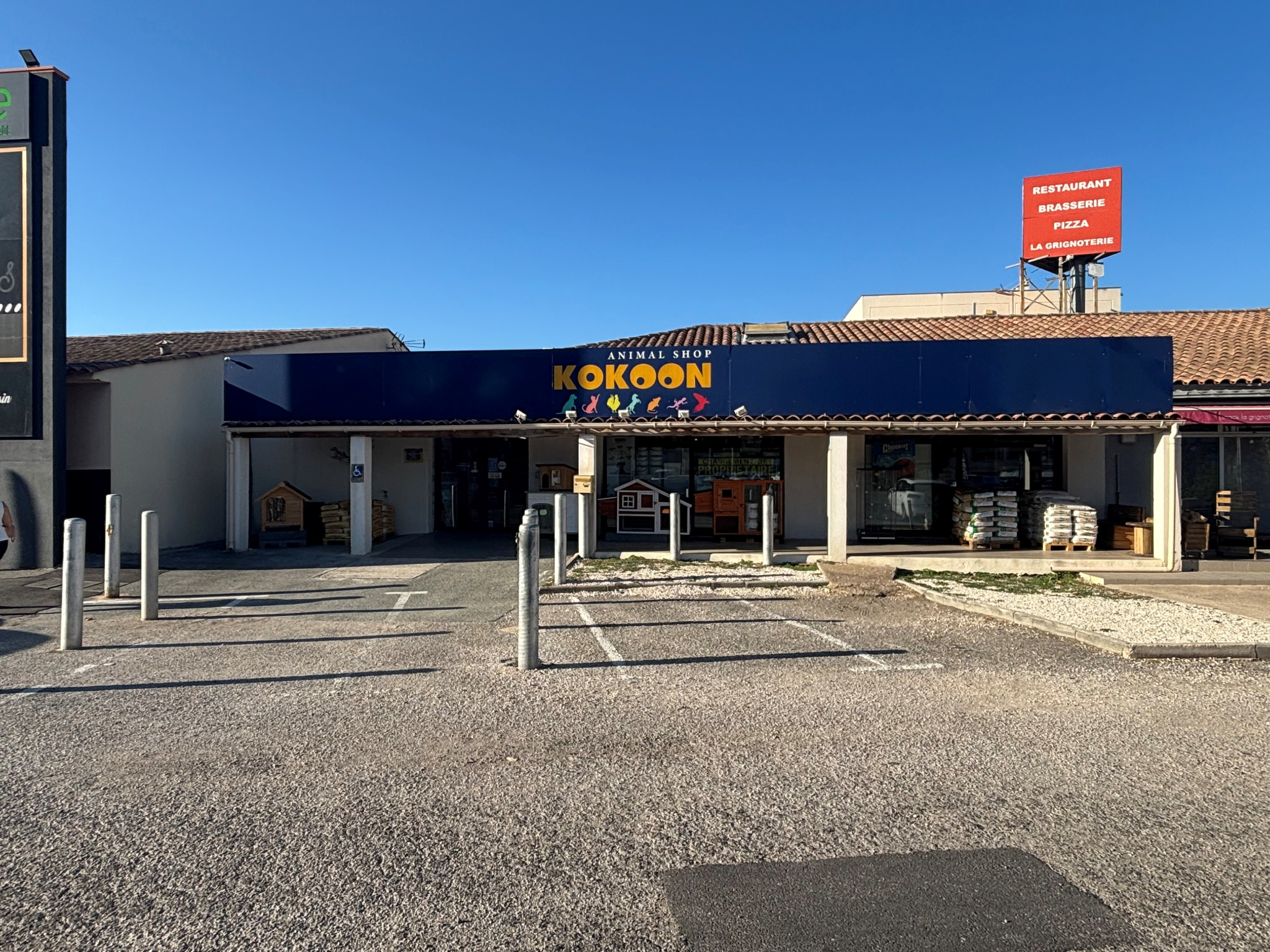 Local commercial à louer à Roquebrune sur argens, 240 m² – photo 1 sur 6