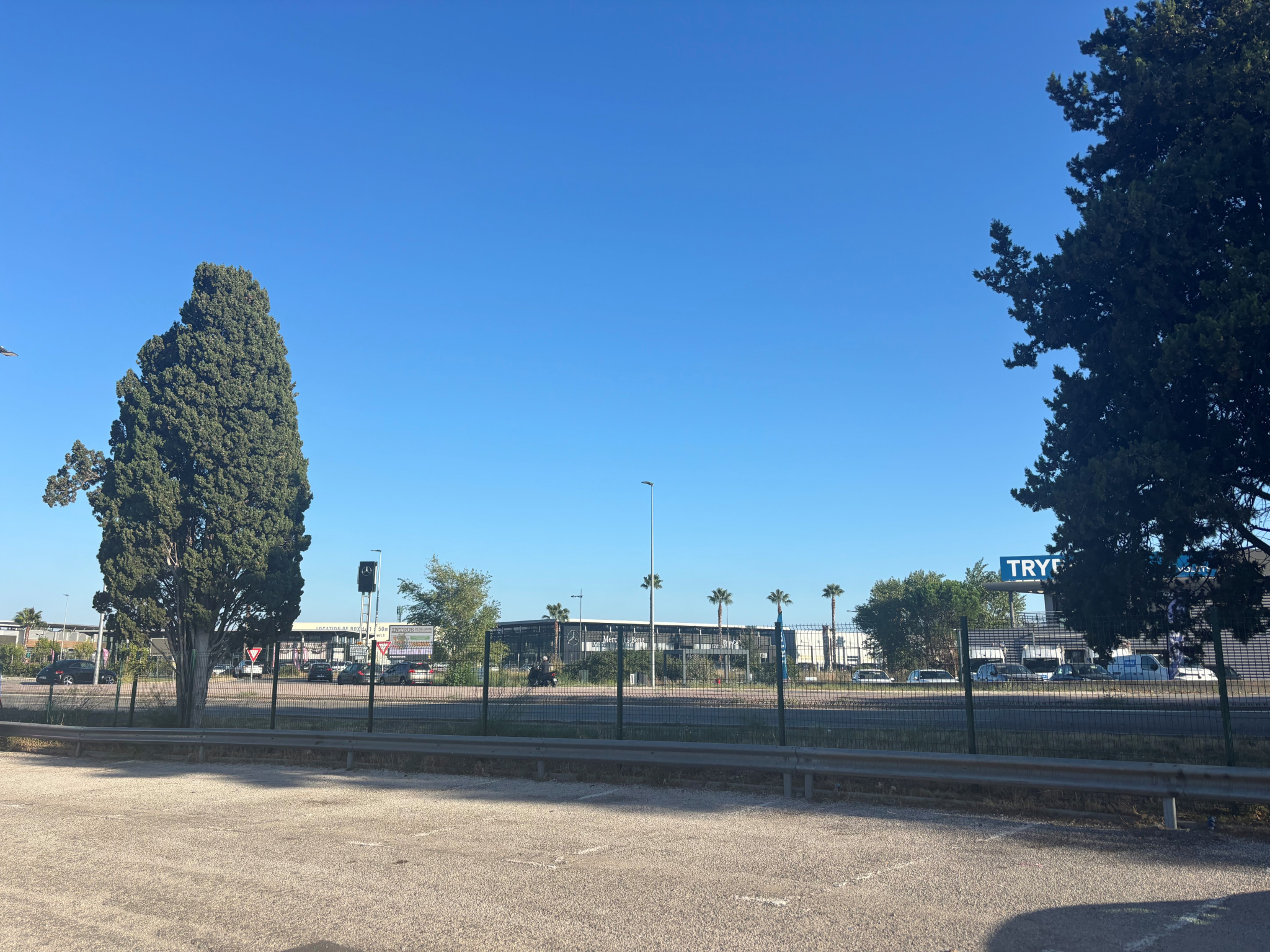 Local commercial à louer à Roquebrune sur argens, 240 m² – photo 2 sur 6