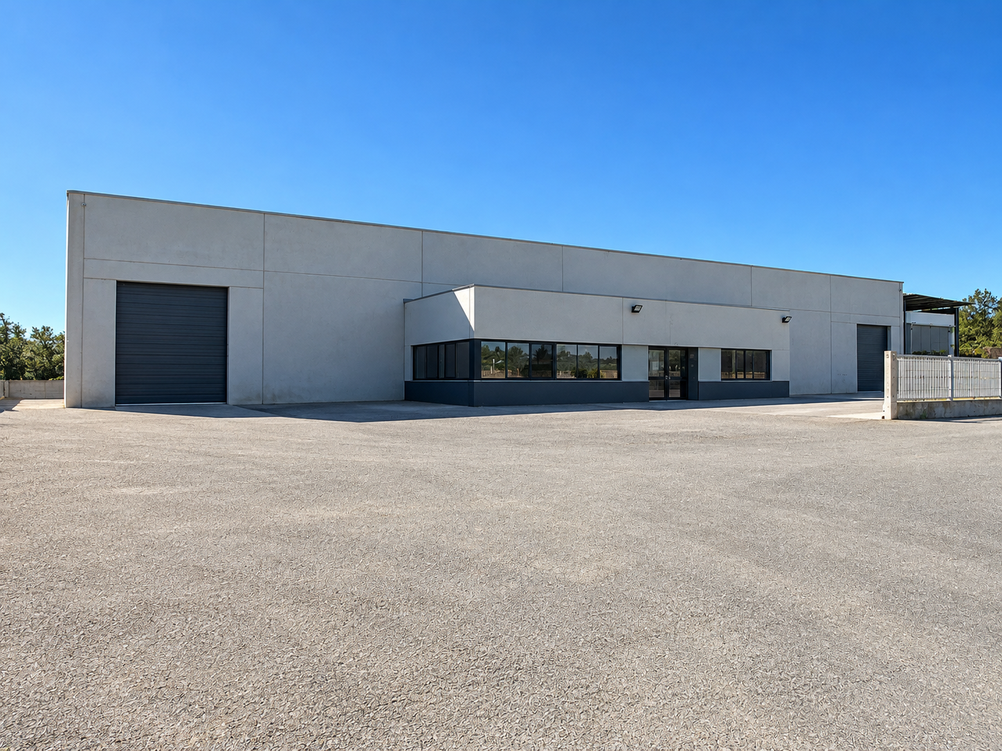 Entrepôt à louer à Montauroux, 700 m² – photo 1 sur 2