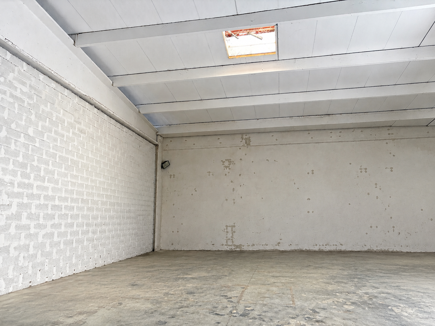 Entrepôt à louer à Montauroux, 700 m² – photo 2 sur 2
