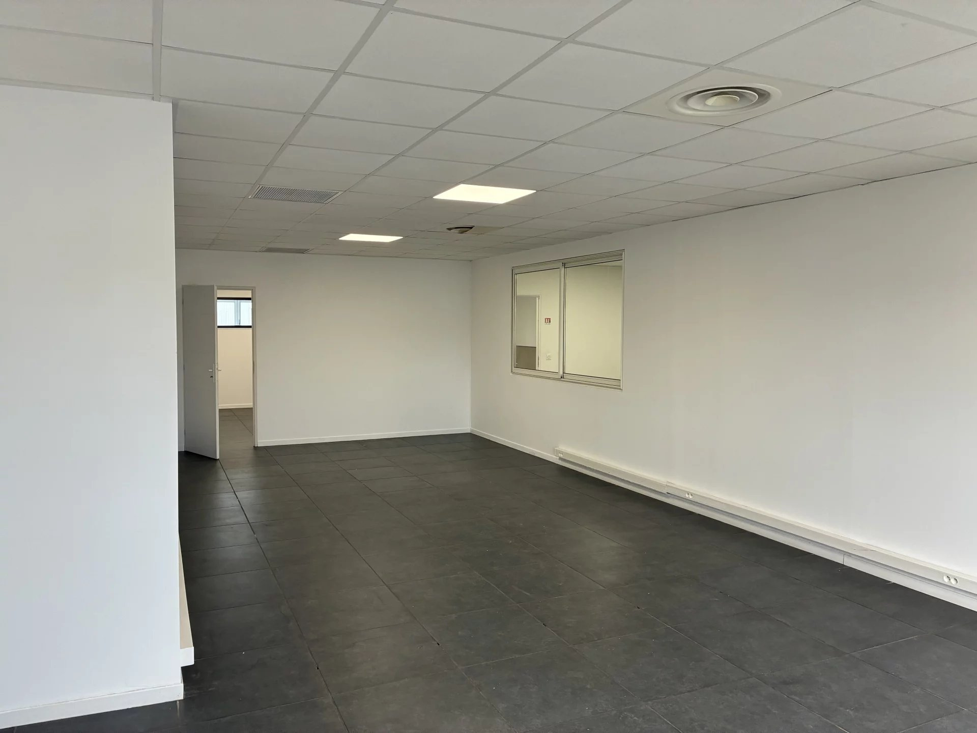 Bureau à louer à Frejus, 80 m², 1 pièce – photo 2 sur 3