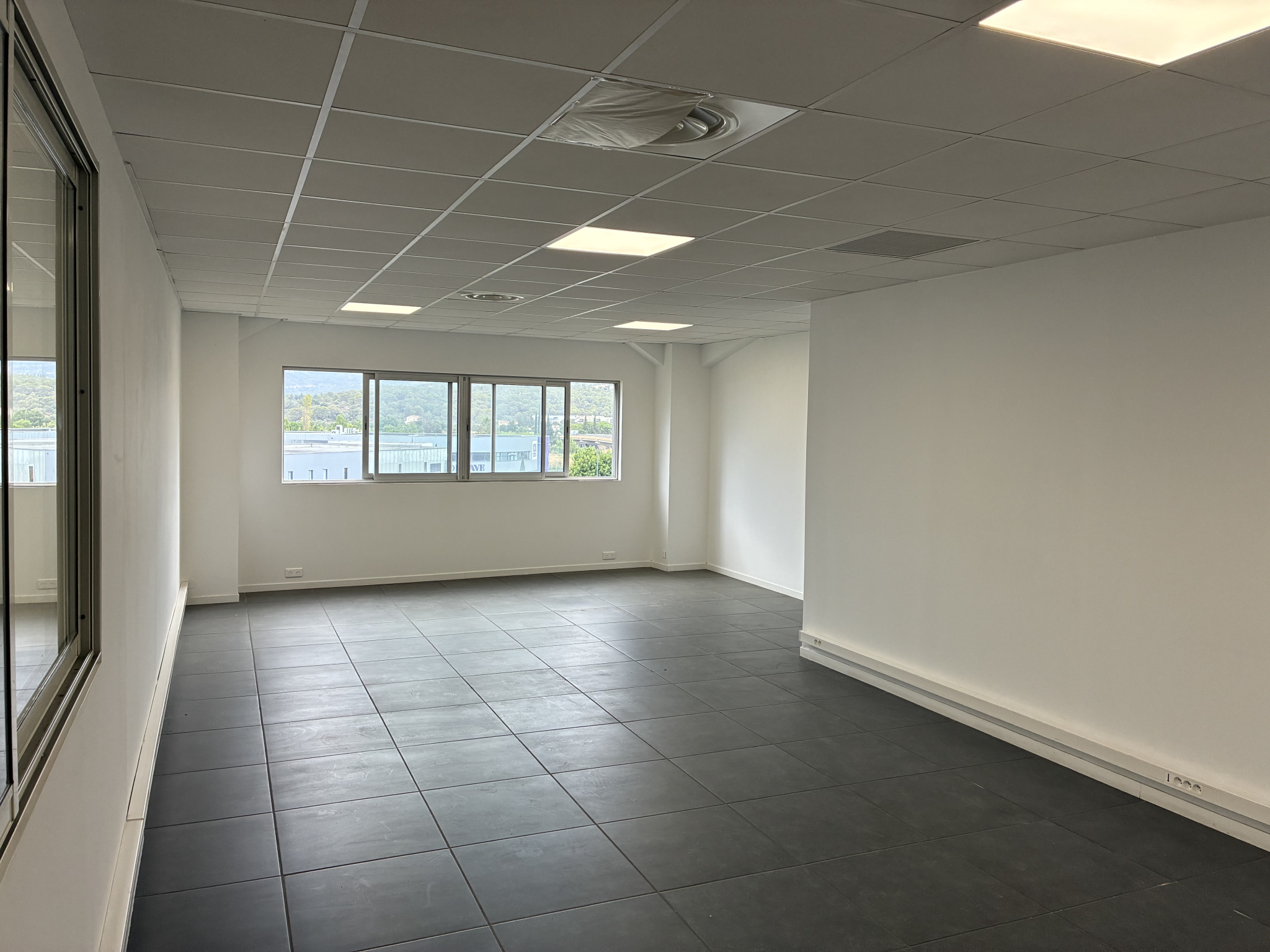 Bureau à louer à Frejus, 80 m², 1 pièce – photo 1 sur 3
