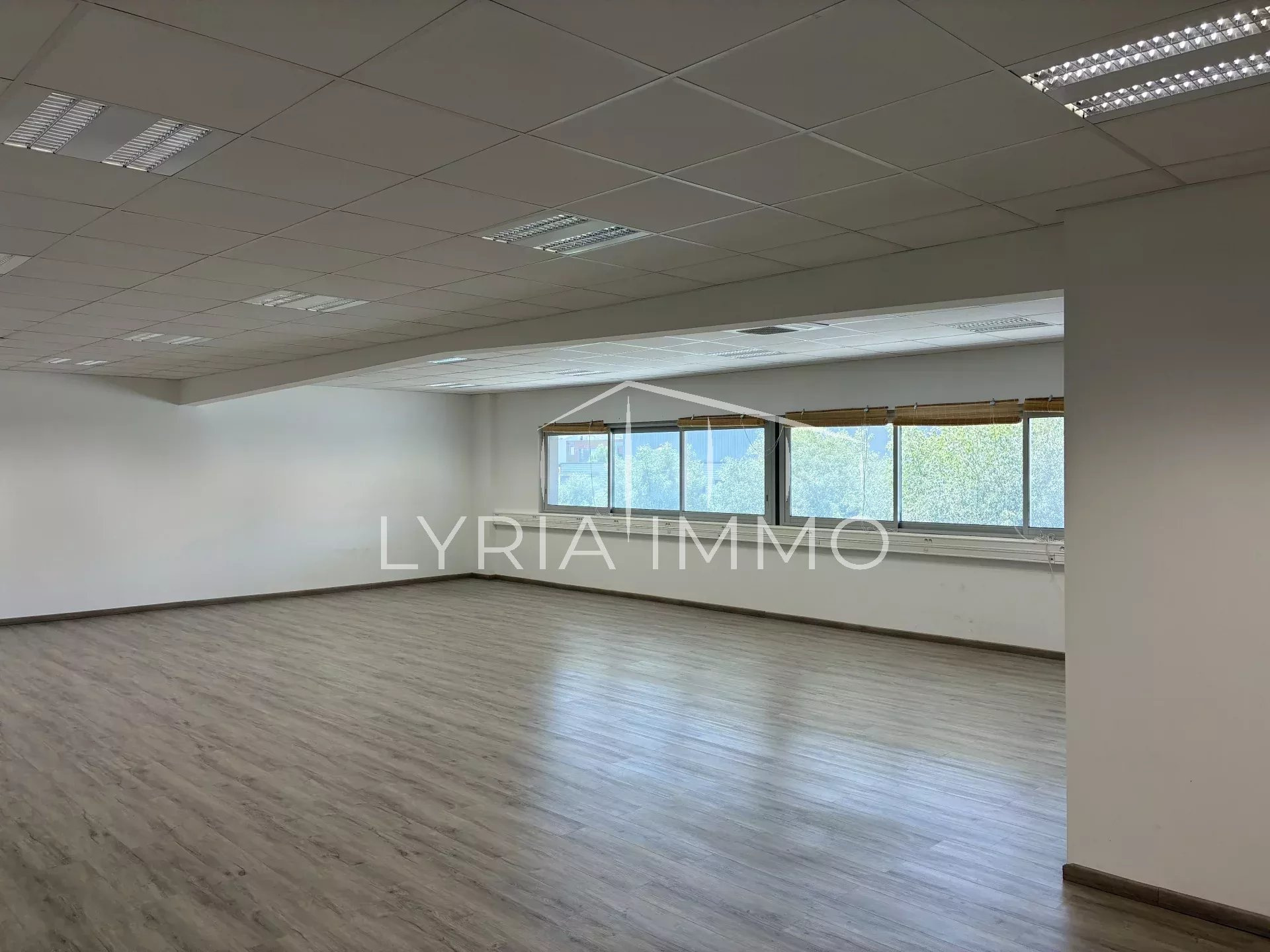 Bureau à louer à Frejus, 110 m², 1 pièce – photo 2 sur 4