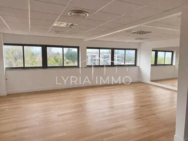 Bureau à louer à Frejus, 80 m² – photo 1 sur 3